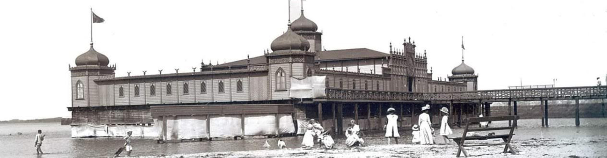 Historisk bild av Kallbadhuset i Varberg